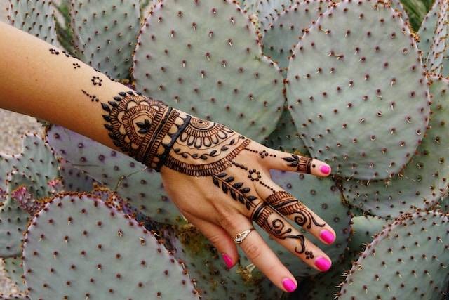 Ilustrasi cara menghilangkan Henna di kuku, Foto oleh Larry Costales di Unsplash