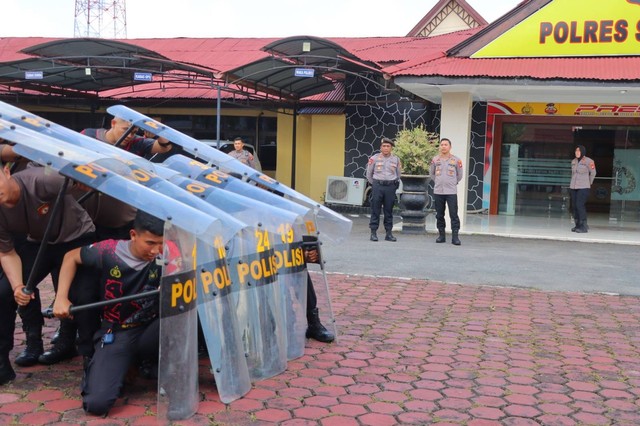 Personel Polres Sintang dari satuan Sabhara menlakukan pelatihan dalmas, dalam rangka mengantisipasi gangguan kamtibmas menjelang pemilu 2024 mendatang di halaman Mapolres Sintang.