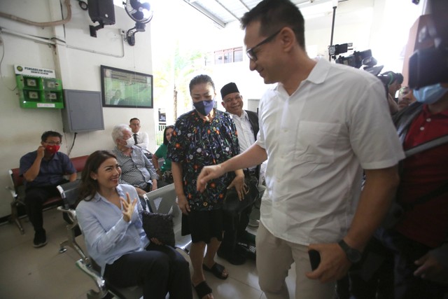 Aktor Ari Wibowo bersama istrinya Inge saat menjalani sidang mediasi di Pengadilan Negeri Jakarta Selatan, Jakarta, Senin, (15/5/2023).  Foto: Agus Apriyanto