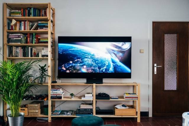 Ilustrasi frekuensi TV digital Kebumen. Foto: Unsplash/Jonas Leupe.