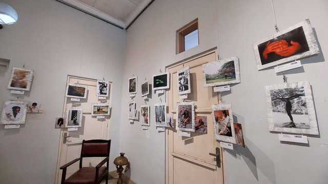 Beberapa foto terbaik karya peserta mata kuliah Dasar Fotografi diapresiasi di pameran foto Aksarasa. Foto: Dokumentasi Pribadi/Rimaya Akhadiyah