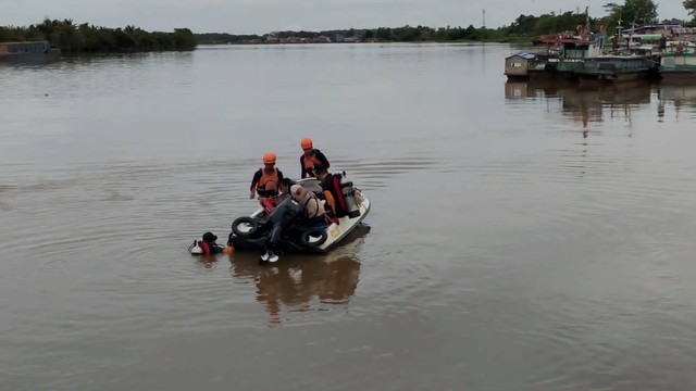 Tim SAR masih melakukan pencarian terhadap IQ, Plt Ketua DPD Partai Golkar Kubu Raya yang melompat ke Sungai Kapuas, usai mendaftarkan diri dan partainya ke KPU untuk Pemilu. Foto: Dok Kantor SAR Pontianak