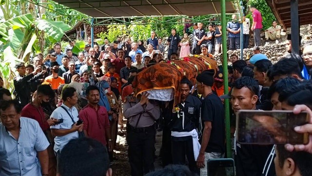 Pemakaman Aldi Apriyanto (19) warga Desa Nglindur, Kecamatan Girisubo, Kabupaten Gunungkidul yang tertembak saat acara elektone dan campursari semalam. Foto: Arfiansyah Panji Purnandaru/kumparan