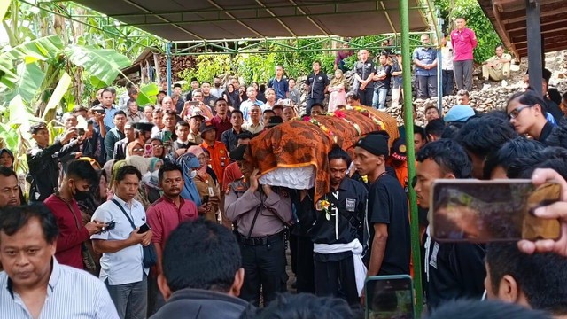 Pemakaman Aldi Apriyanto (19) warga Desa Nglindur, Kecamatan Girisubo, Kabupaten Gunungkidul yang tertembak saat acara elektone dan campursari semalam. Foto: Arfiansyah Panji Purnandaru/kumparan