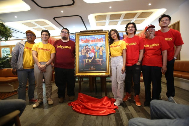 Sejumlah pemain foto bersama saat konferensi pers launching poster film Onde Mande di kawasan Cipete, Jakarta, Senin, (15/5/2023). Foto: Agus Apriyanto