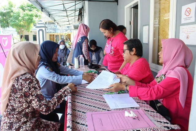 Petugas dan WBP Lapas Jember mendaftar untuk tes USG