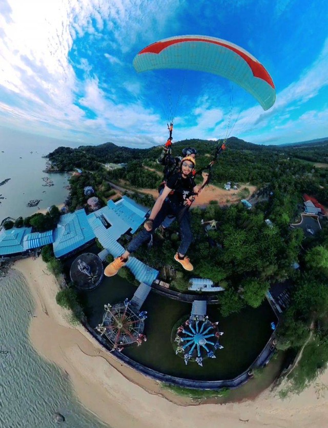 Wahana paralayang di Bukit Rindu Alam Singkawang. Foto: Paralayang Kalbar