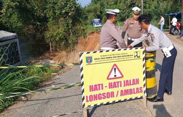 Jembatan Way Komering, Kecamatan Gunung Sugih, Kabupaten Lampung Tengah amblas. | Foto: Satlantas Polres Lampung Tengah