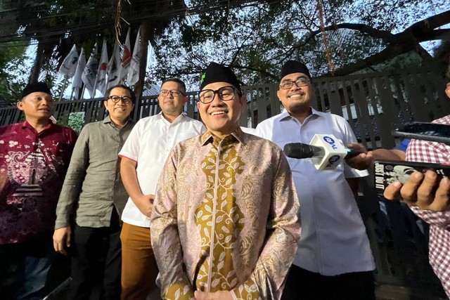 Ketum PKB Muhaimin Iskandar memberikan keterangan pers usai bertemu Wakil Presiden Ma'ruf Amin, Menteng, Jakarta Pusat, Senin (15/5). Foto: Haya Syahira/kumparan