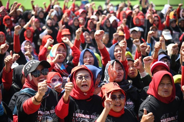 Sahabat Ganjar bersama ribuan masyarakat saat senam sehat bersama di Kecamatan Singaparna, Kabupaten Tasikmalaya, Jawa Barat, pada Minggu (14/5). Foto: Dok. Istimewa