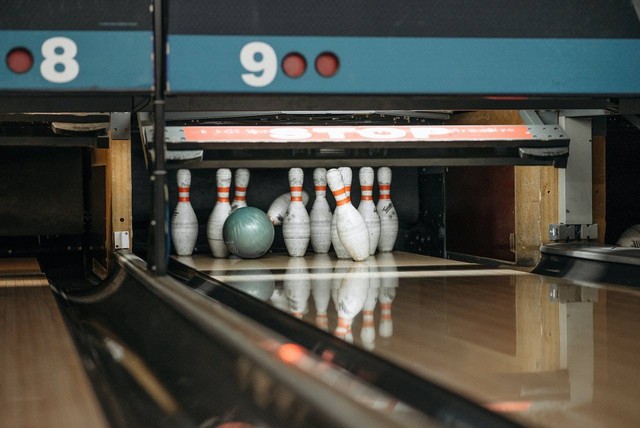 Ilustrasi Tempat Main Bowling di Ancol. Sumber: Pexels/Pavel Danilyuk