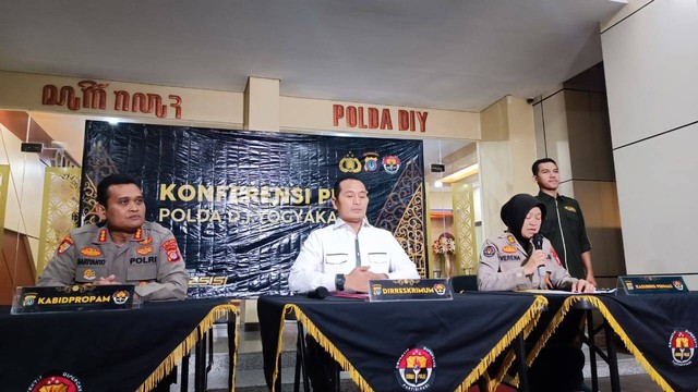 Ditreskrimum Polda DIY dan Bid Propam Polda DIY menggelar konferensi pers terkait pemuda di Gunungkidul tewas tertembak Briptu Muhammad Kharisma Anugerah.  Foto: Arfiansyah Panji Purnandaru/kumparan