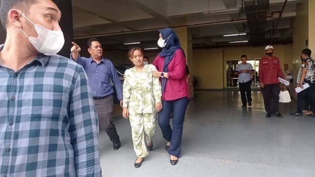 Tersangka kasus penistaan agama Lina Mukherjee saat digiring tim Ditreskrimsus Polda Sumsel, Foto : Abdul Toriq/Urban. Id