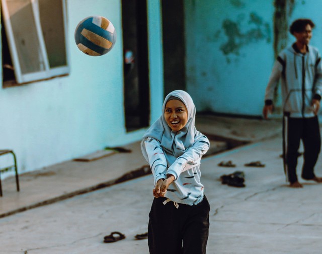  Cara Melakukan Passing Bawah dalam Permainan Bola Voli. Sumber: Unsplash/Short Ed.