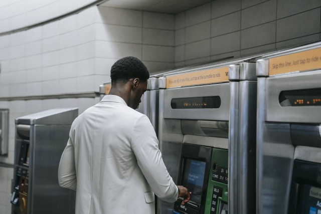 Ilustrasi cara menarik uang di DANA ke ATM. Foto: pexels.com.