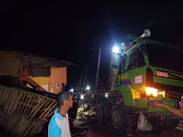 Truk tabrak warung Foto: Dok. Istimewa