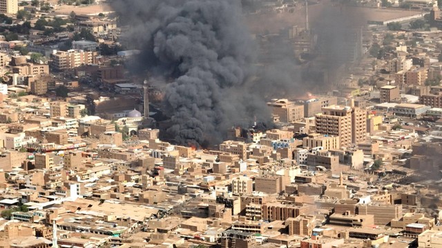 Potret udara asap hitam dan api di pasar Omdurman di Omdurman, Sudan, Senin (15/5/2023). Foto: REUTERS/Handout via REUTERS