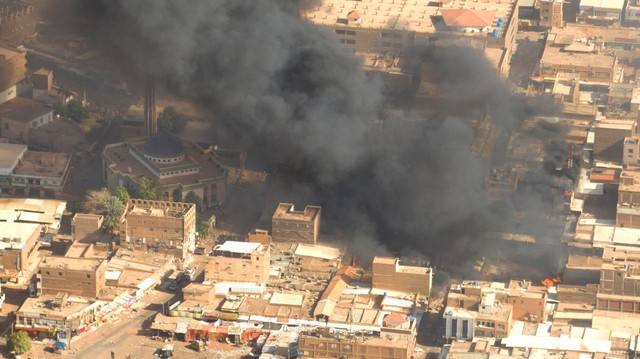 Potret udara asap hitam dan api di pasar Omdurman di Omdurman, Sudan, Senin (15/5/2023). Foto: REUTERS/Handout via REUTERS