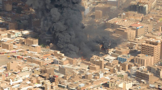 Potret udara asap hitam dan api di pasar Omdurman di Omdurman, Sudan, Senin (15/5/2023). Foto: REUTERS/Handout via REUTERS