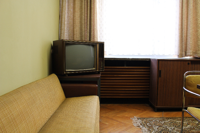 Ilustrasi mencari frekuensi TV digital Batang. Foto: Unsplash