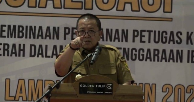 Momen Gubernur Lampung Arinal Djunaidi menegur wartawan saat meliput kegiatannya, Senin (15/5) kemarin. | Foto : Ist
