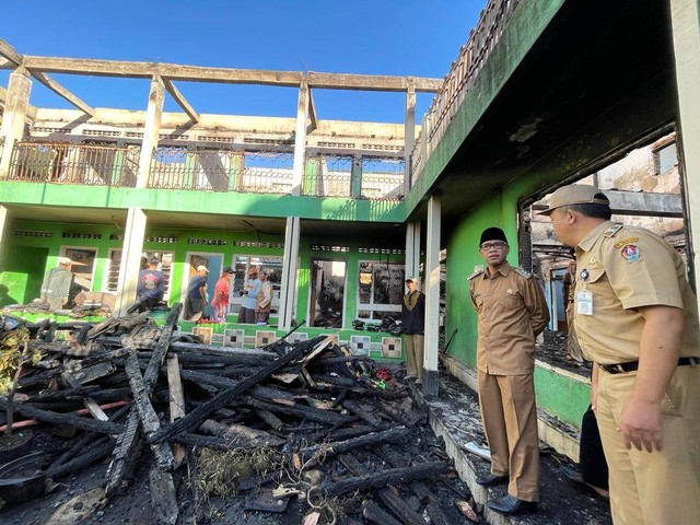 Bupati Temanggung Muhammad Al Khadziq meninjau lokasi kebakaran di Pondok Pesantren Darul Mutaqqien, Dusun Bolong, Desa Ngaditirto, Kecamatan Selopampang, Senin (15/5/2023). Foto: ari/Tugu Jogja