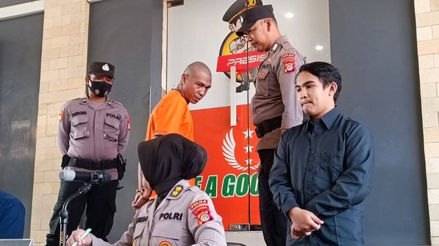 Debt collector berinisial IL (tengah) di Polda DIY, Selasa (16/5/2023). Foto: Arfiansyah Panji Purnandaru/kumparan