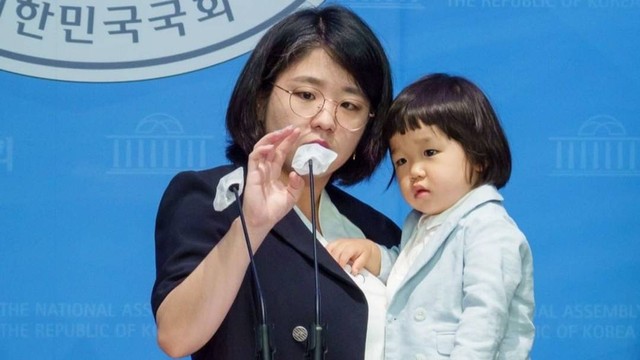 Yong Hye-in (33), Politisi Korea Selatan yang bawa anak ke konferensi pers. Foto: Instagram/@yong_hyein