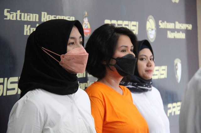 Natalia Rusli saat ditampilkan sebagai tersangka kasus dugaan penipuan di Polres Metro Jakarta Barat, Selasa (16/5/2023). Foto: Dok. Polres Jakarta Barat