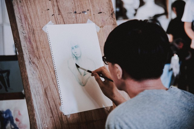 Ilustrasi seseorang menggambar gambar ilustrasi. Foto: Pexels.com