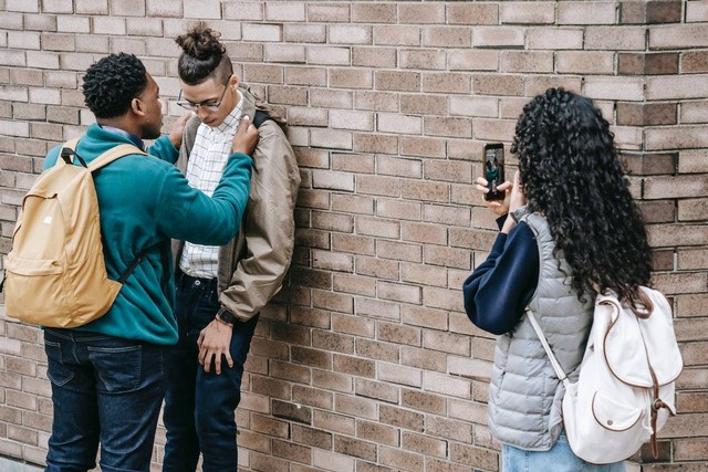 Ilustrasi bullying relasional yang dialami para remaja. Sumber foto: Pexels.com
