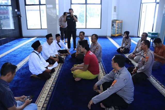 Tahanan kasus narkoba di Polres Lampung Utara memutuskan untuk mualaf. Foto: Polres Lampung Utara