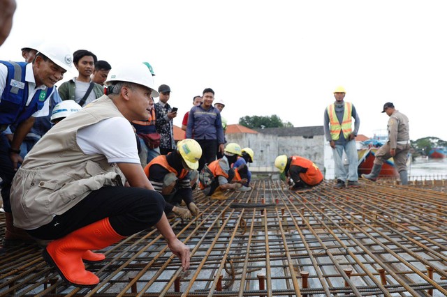 Gubernur Jawa Tengah Ganjar Pranowo saat melakukan pemeriksaan pembangunan. Foto: Dok. Istimewa