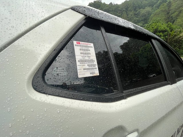 Stiker barcode mobil di all new Daihatsu Ayla. Foto: Aditya Pratama Niagara/kumparan