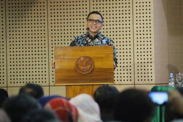 MenPANRB Abdullah Azwar Anas menyampaikan orasi ilmiah dalam Sidang Terbuka UNJ pada pembukaan Dies Natalis ke-59 UNJ, Jakarta, Selasa (16/05). Foto: KemenPANRB