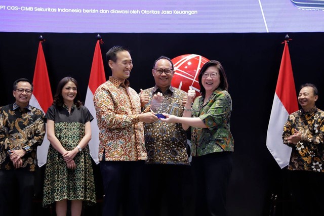 CEO BukaFinancial & Commerce, PT Bukalapak.comTbk, Victor Lesmana (kiri), Director Trading & Membership Indonesia Stock Exchange Irvan Susandy (tengah) dan Group COO CGS-CIMB Securities Carol Fong (kanan) melakukan serah terima plakat. Foto: Bukalapak