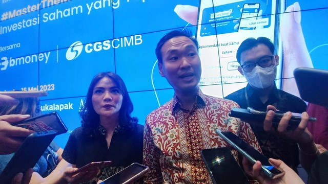 COO PT Buka Investasi Bersama Dhinda Arsisya (kiri) dan CEO BukaFinancial & Commerce Victor Lesmana (kanan) di Bursa Efek Indonesia (BEI), Selasa (16/5/2023). Foto: Ghinaa Rahmatika/kumparan.
