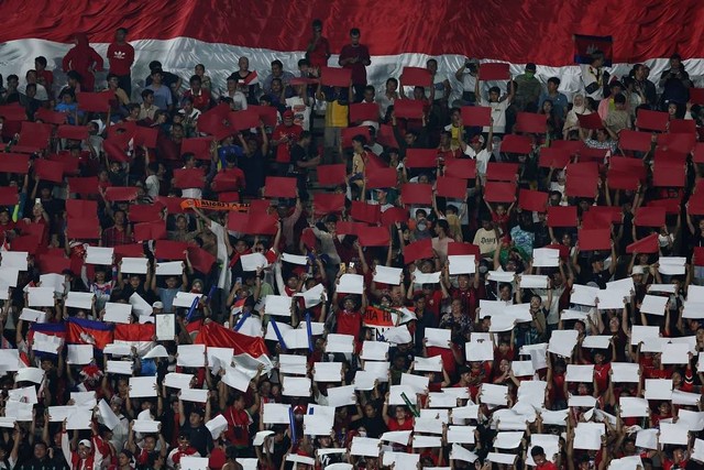 Suporter Timnas Indonesia hadiri laga melawan Thailand di Final SEA Games 2023. Foto: Cindy Liu/REUTERS