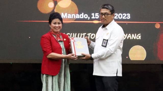 Bupati Kabupaten Sitaro, Evangelian Sasingen saat menerima opini WTP dari BPK Perwakilan Sulawesi Utara.