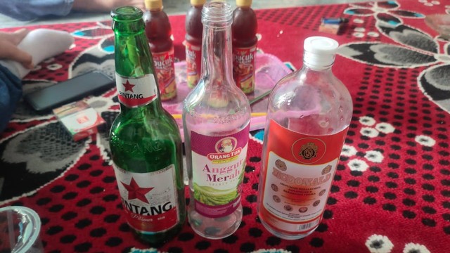 Barang bukti botol minuman keras usai tujuh orang tewas usai pesta miras di Bangil, Pasuruan.
 Foto: Dok. Istimewa