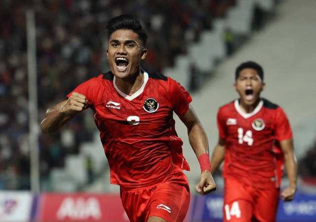 Selebrasi Ramadhan Sananta usai mencetak gol ke gawang Thailand di laga Final SEA Games 2023. Foto: Cindy Liu/REUTERS