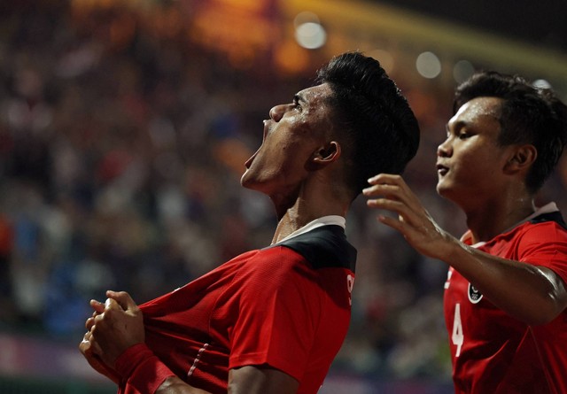 Selebrasi Ramadhan Sananta usai mencetak gol ke gawang Thailand di laga Final SEA Games 2023. Foto: Cindy Liu/REUTERS