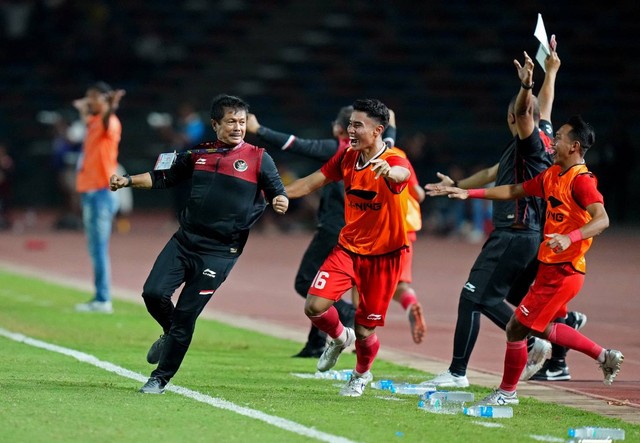 Pelatih Indra Sjafri berselebrasi usai gol Ramadhan Sananta di Final SEA Games 2023. Foto: Chalinee Thirasupa/REUTERS
