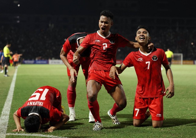 Selebrasi pemain Timnas U-22 usai gol Ramadhan Sananta di Final SEA Games 2023.  Foto: Chalinee Thirasupa/REUTERS