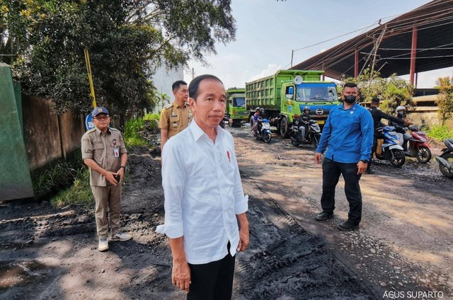 Presiden Jokowi blusukan di Jambi dengan tidak mengikuti rute yang sudah dijadwalkan. Foto: Dok. Agus Suparto