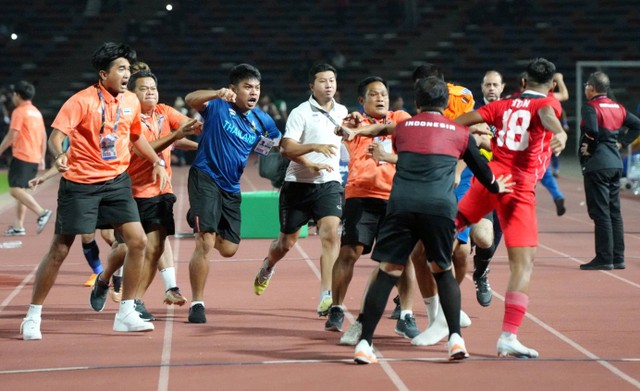 Keributan terjadi di laga final SEA Games Sepak Bola Indonesia vs Thailand.
 Foto: Cindy Liu/REUTERS