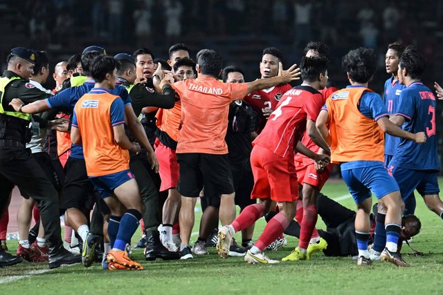 Ofisial Thailand melakukan pemukulan terhadap Indonesia di laga Final SEA Games 2023. Foto: Mohd RASFAN / AFP