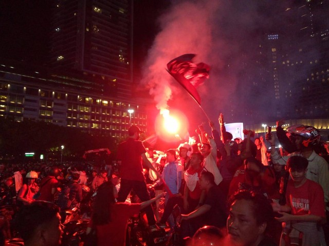 Suporter Indonesia merayakan juara SEA Games 2023 Timnas U-22 di Bundaran HI, Jakarta. Foto: Ananta Erlangga Musa/kumparan