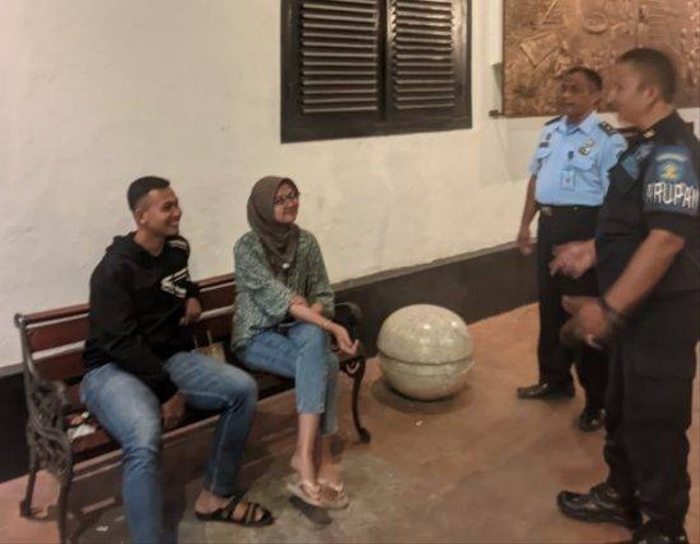 Dua Petugas Lapas Yogyakarta mengimbau masyarakat yang tengah duduk di selasar Lapas Yogyakarta untuk tetap mematuhi norma. | Foto: Daris/ Humas Lapas Jogja