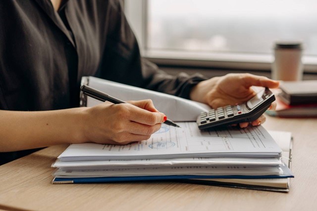 Ilustrasi Peran dan Tanggung Jawab Teller Bank. Foto: Pexels.com/Mikhail Nilov